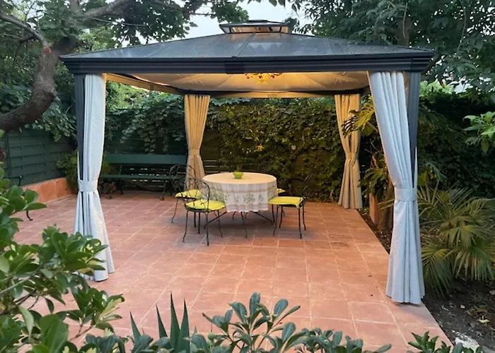 Rez-de-jardin De 5 Pieces Apartment