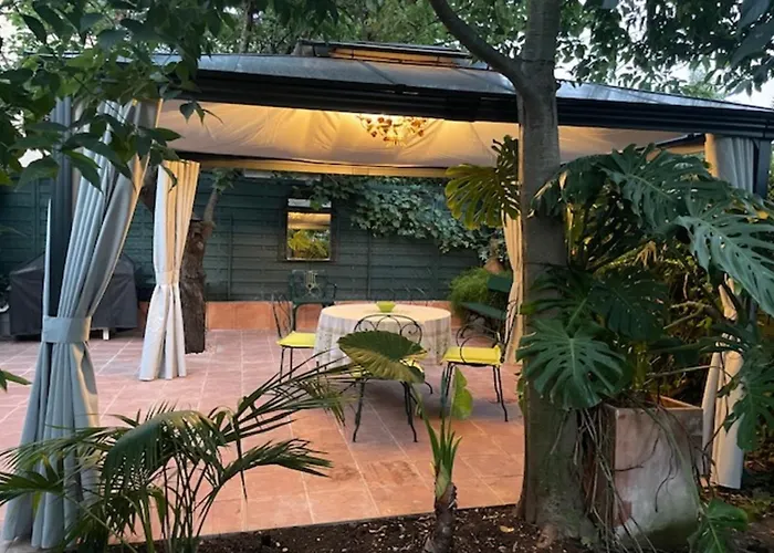 Rez-de-jardin De 5 Pieces Apartment