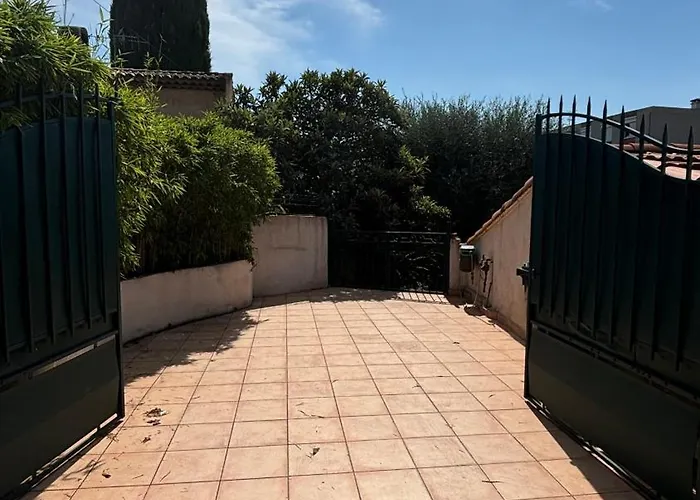 Apartment Rez-de-jardin De 5 Pieces *