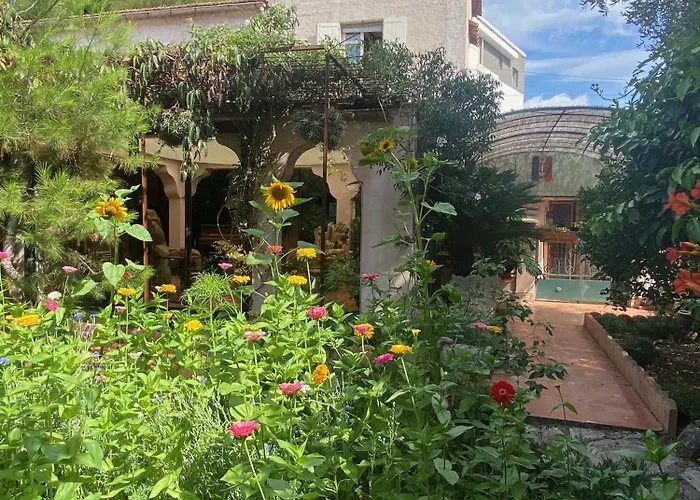 Apartment Rez-de-jardin De 5 Pieces *